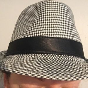 Women black white top hat like new